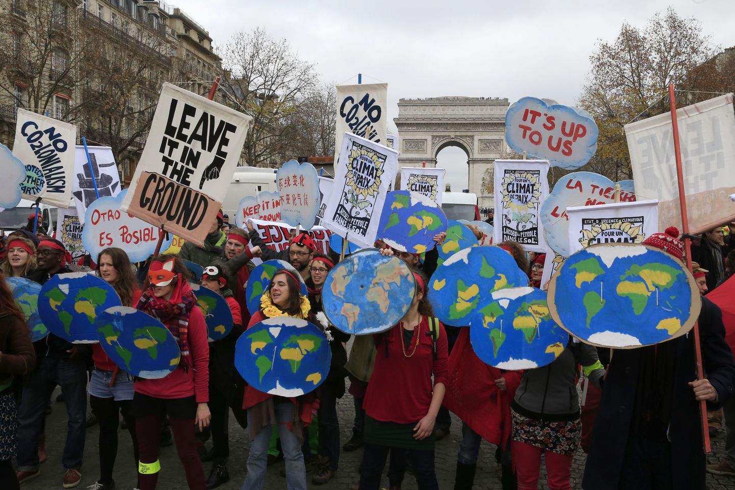 Демонстрация в Париже перед климатической конференцией.