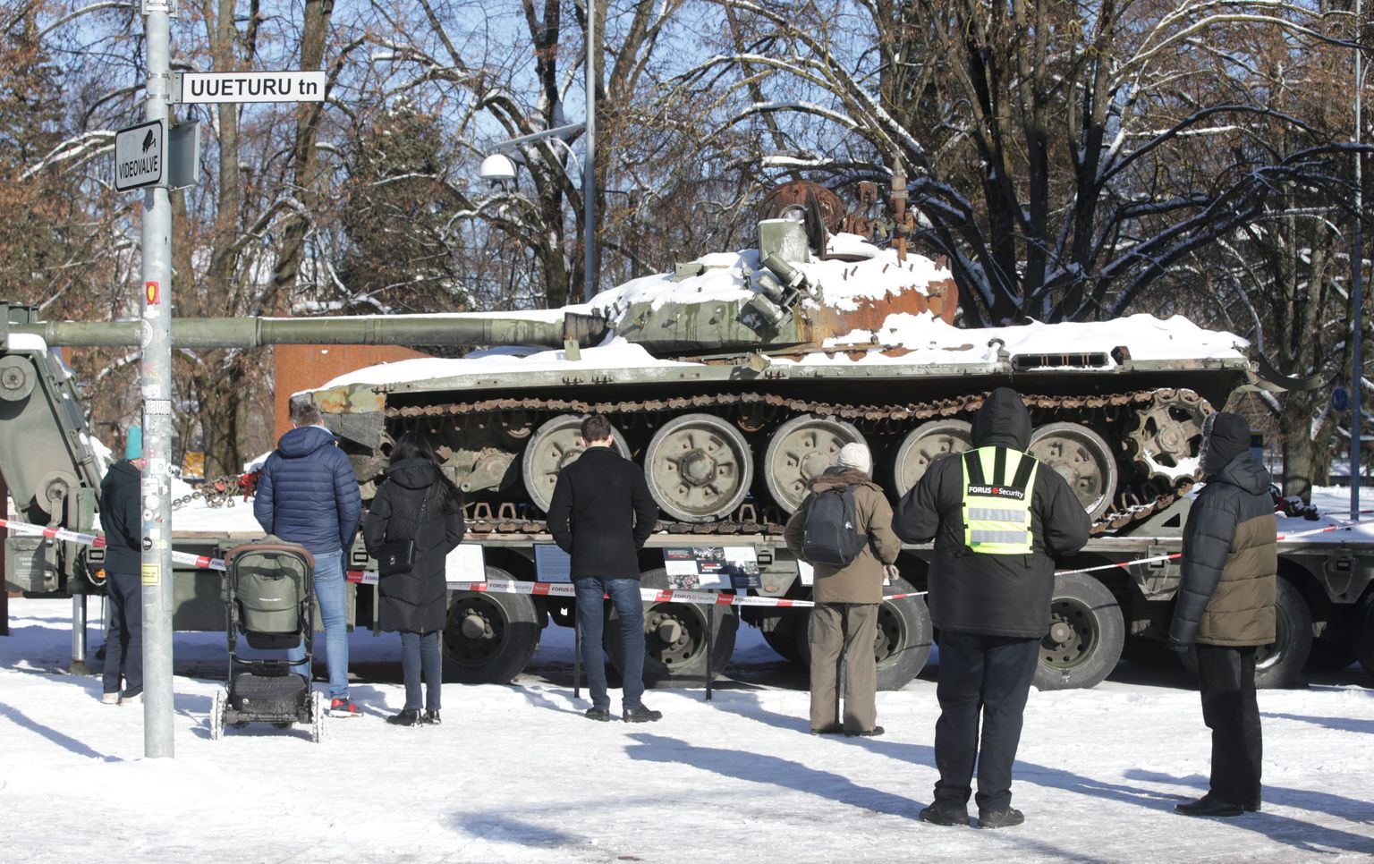 Purustatud Vene tank T-72 Tartu Kaubamaja ees ei jäta inimesi ükskõikseks.