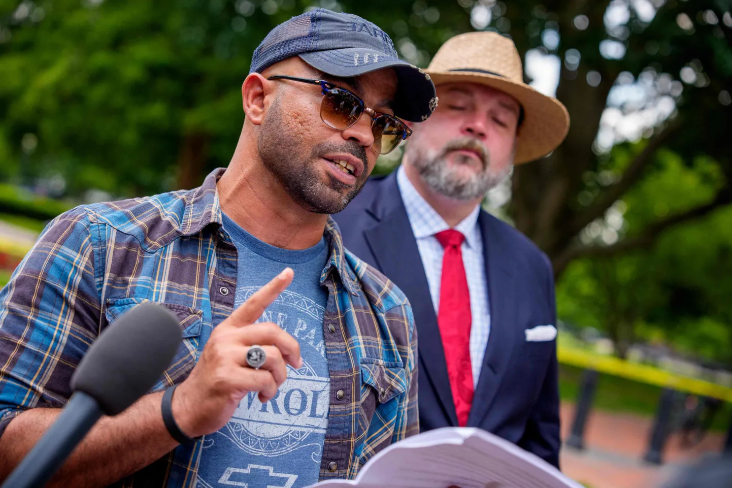 USA paremäärmusliku rühmituse Proud Boys endine juht Enrique Tarrio ja tema advokaat Thomas Ranieri pressikonverentsil Lafayette'i väljakul Washingtonis. 6. juuni 2025.