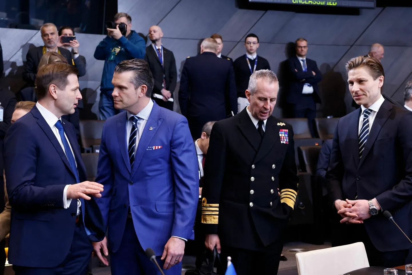 Eesti kaitseminister Hanno Pevkur (vasakul) vestlemas USA uue kaitseministri Pete Hegsethiga NATO peakorteris. Pevkuri sõnul kordas tema USA kolleeg Donald Trumpi varasemat sõnumit: Euroopa peab võtma suurema vastutuse Euroopa julgeoleku eest.