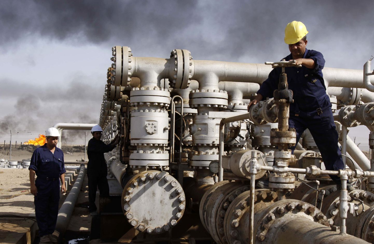 Töölised Rumaila nafta rafineerimistehases Basra linna lähedal.
