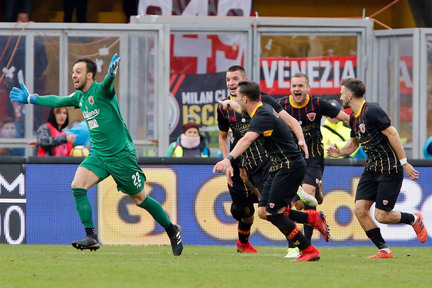 Benevento väravavaht Alberto Brignoli tähistab 95. minutil löödud 2:2 viigiväravat.