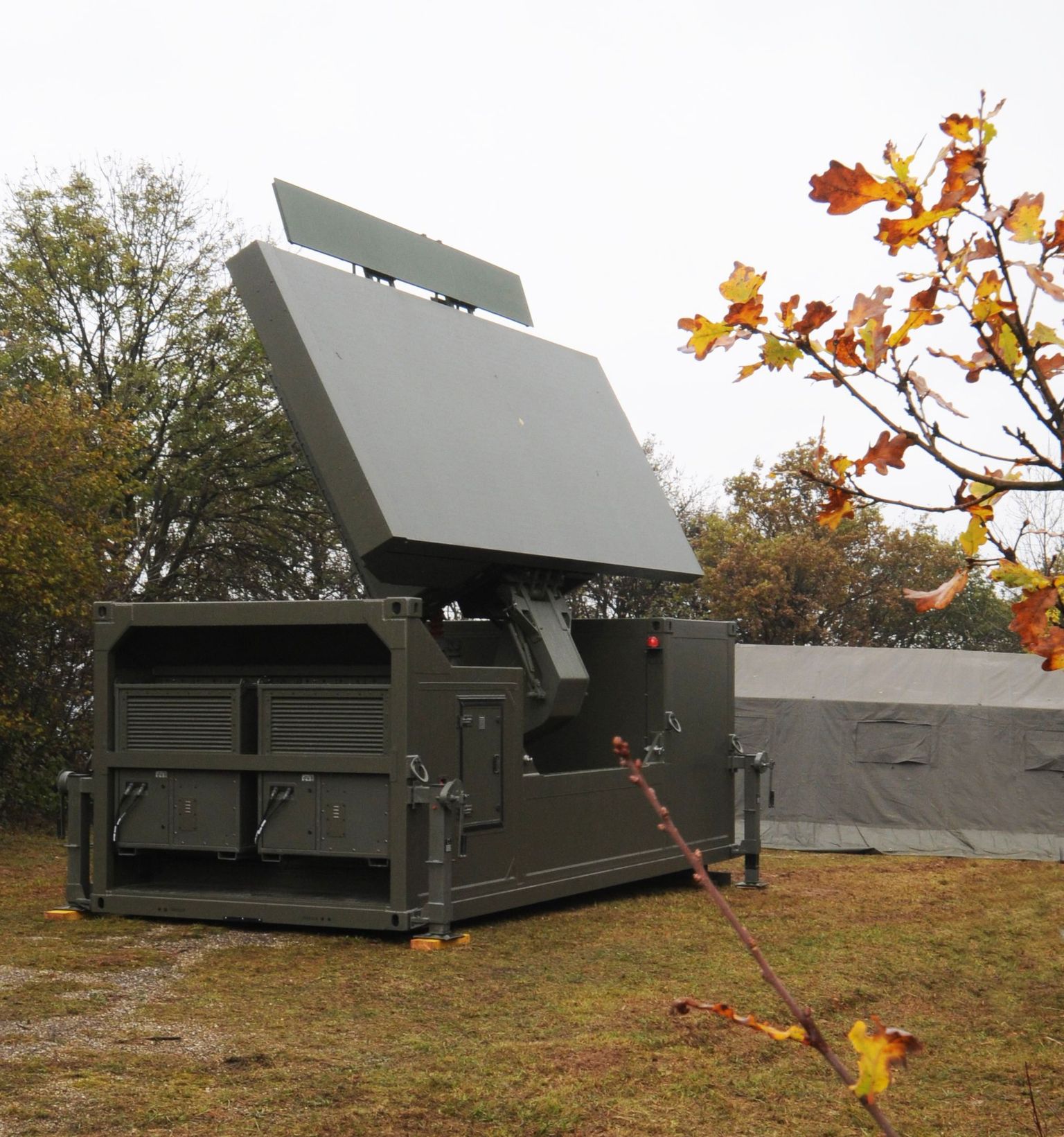 Selline näeb välja uus ja võimas Ground Master 400 radar. Foto on tehtud Prantsusmaal radarite valmistaja ThalesRaytheoni territooriumil.