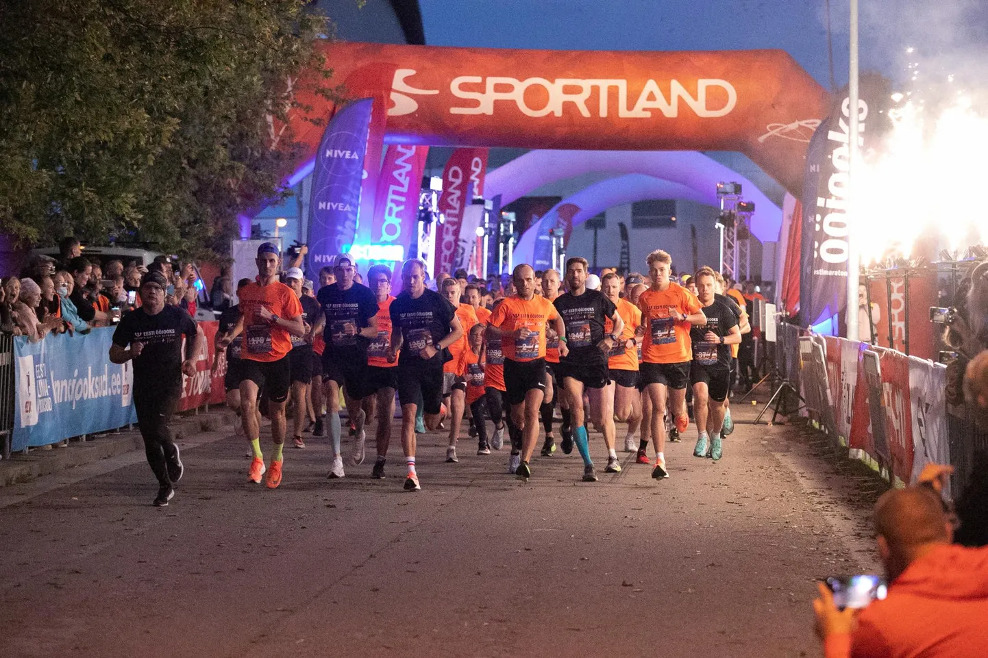 Põhijooksu start on antud. 10 kilomeetrit öiseid Rakvere tänavaid ootavad läbimist.