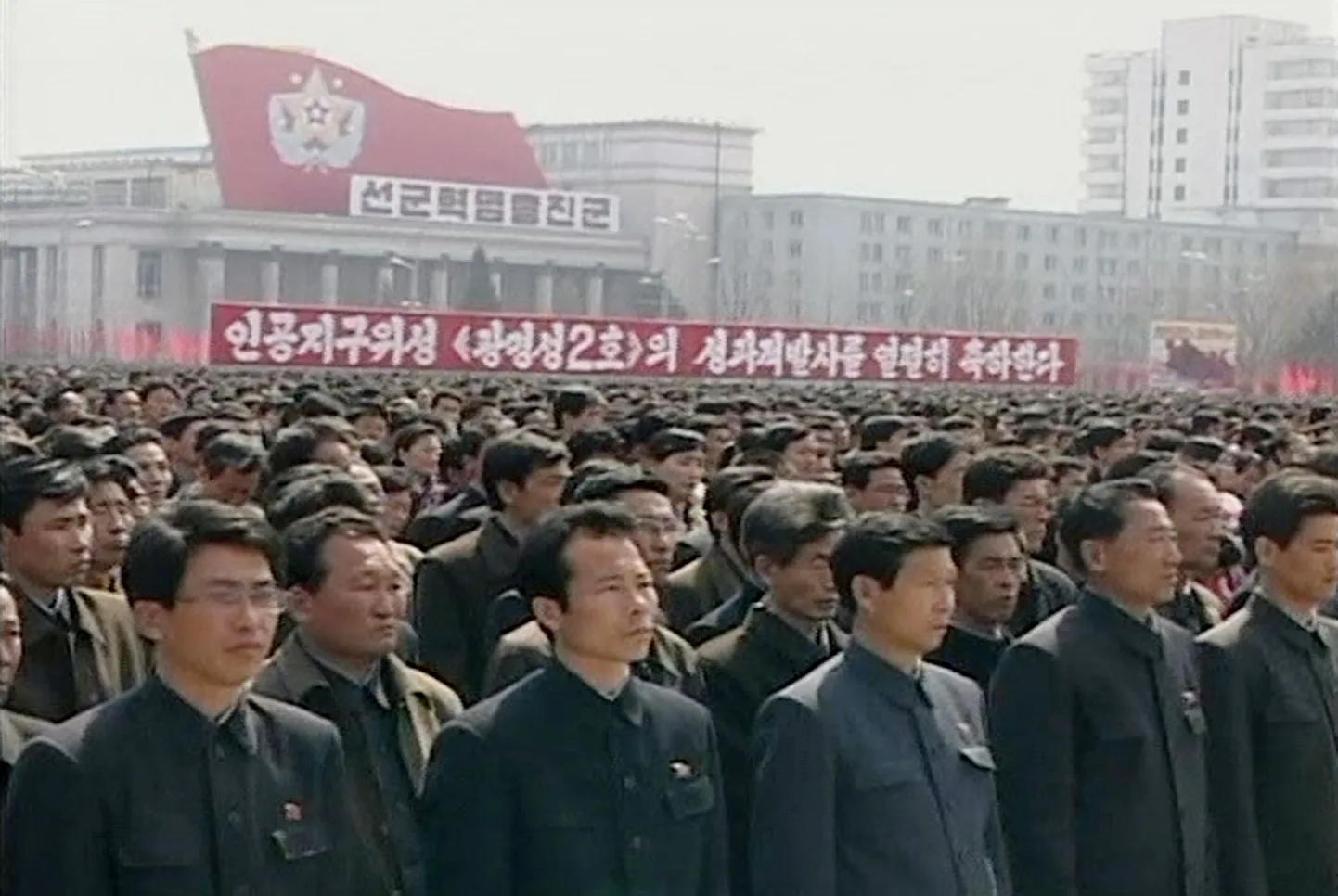 Pyongyangi Kim Il-sungi väljakul korraldatud massimeeleavaldus Põhja-Korea raketistardi tähistamiseks.