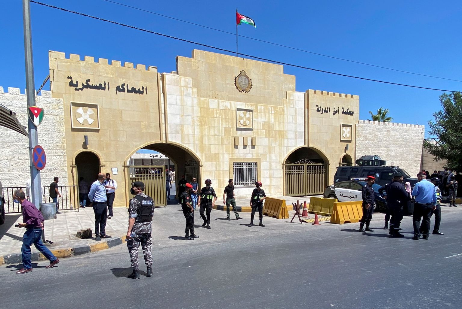 Jordaania julgeolekujõud Ammani kohtu ees.