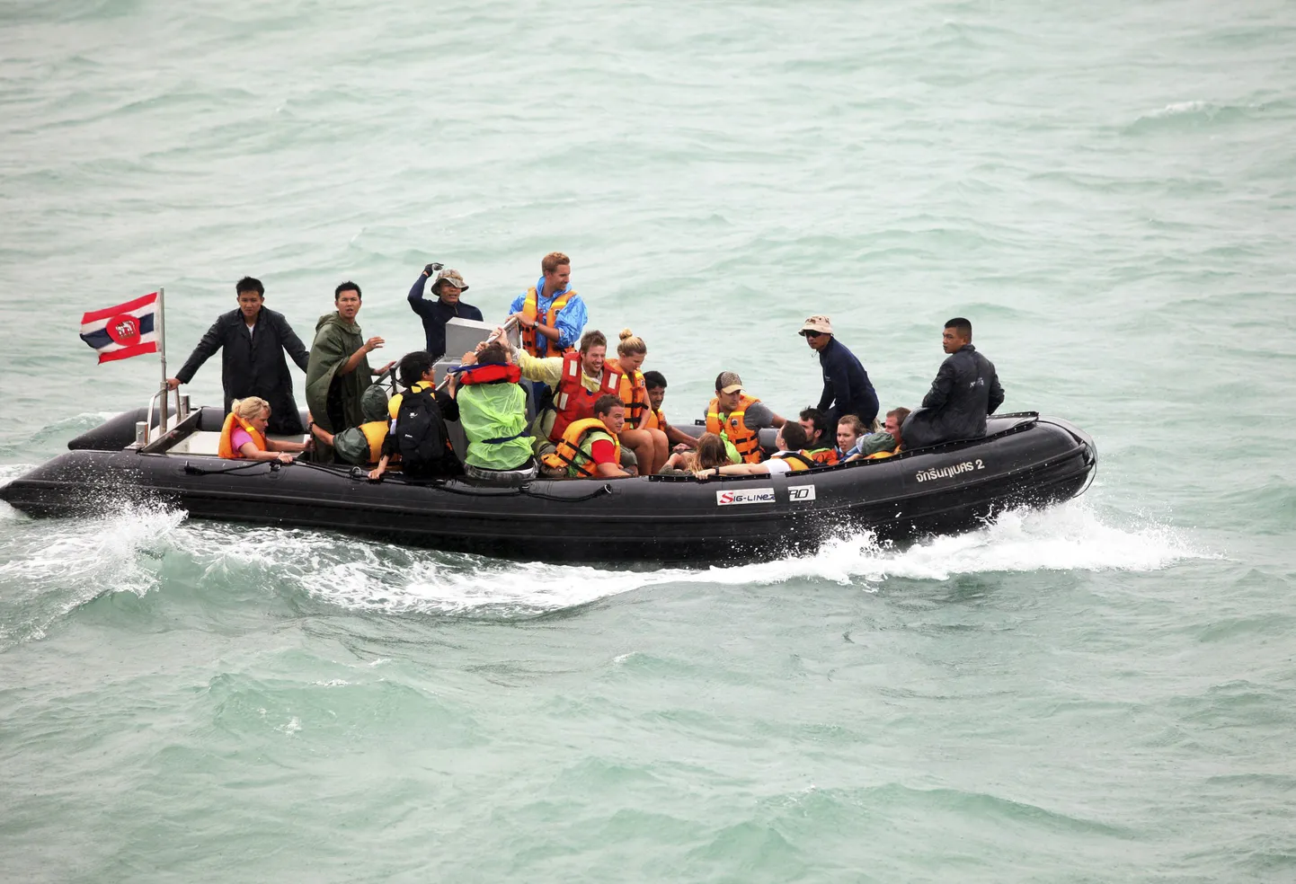 Эвакуация туристов в Таиланде.