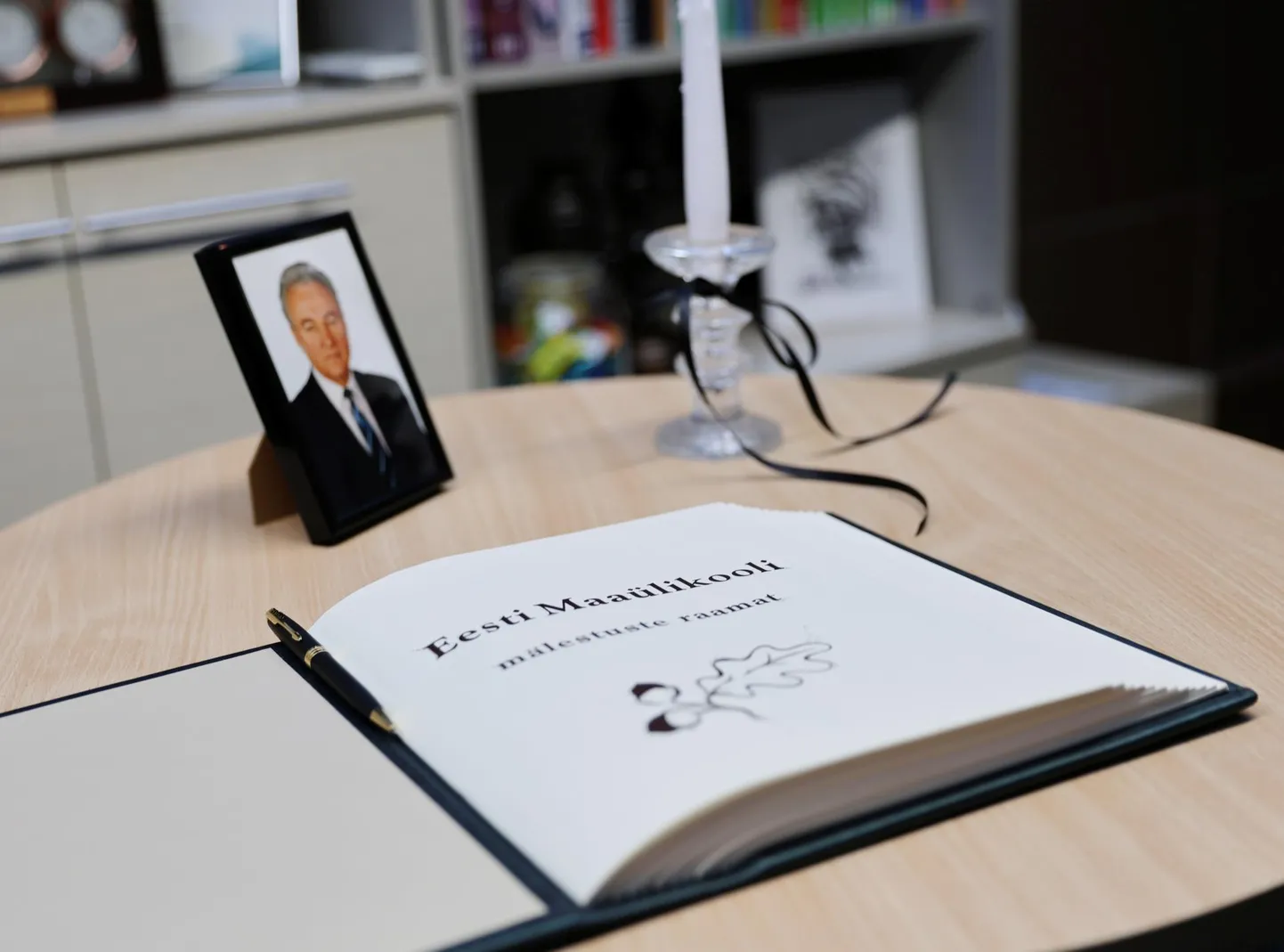 Maaülikoolis avati Arnold Rüütli kaastundeavalduste raamat, mis pärast 11. jaanuaril Estonia kontserdisaalis toimuvat ärasaatmist antakse presidendi perekonnale.