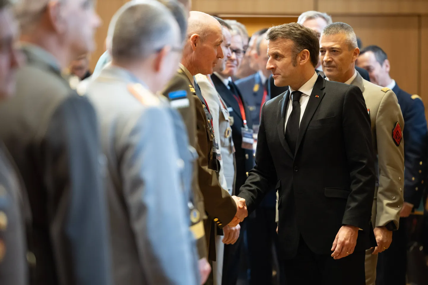 Prantsuse president Emmanuel Macron surumas kätt Euroopa Liidu ja NATO riikide sõjavägede kindralstaapide ülematega 11. märtsil 2025. aastal Pariisis.