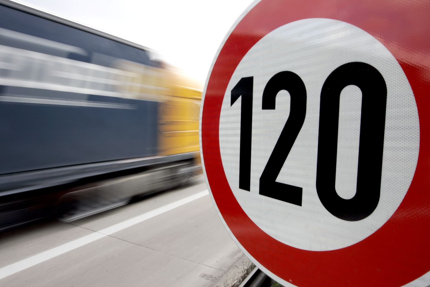 Autošoseja ar ātrumu ierobežojošu ceļa zīmi 120 km/h