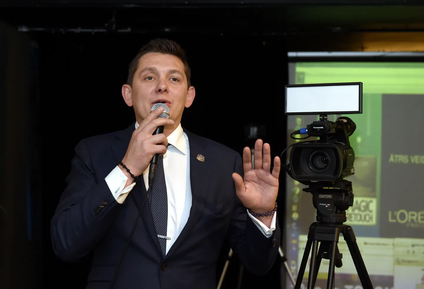 Partijas "KPV LV" valdes priekšsēdētājs Artuss Kaimiņš uzrunā klātesošos, sagaidot 13. Saeimas vēlēšanu rezultātus.