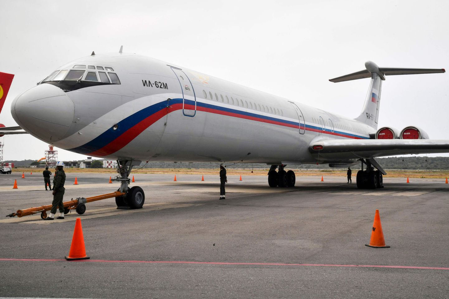 Vene relvajõudude lennuk Il-62M Caracase lennuväljal.