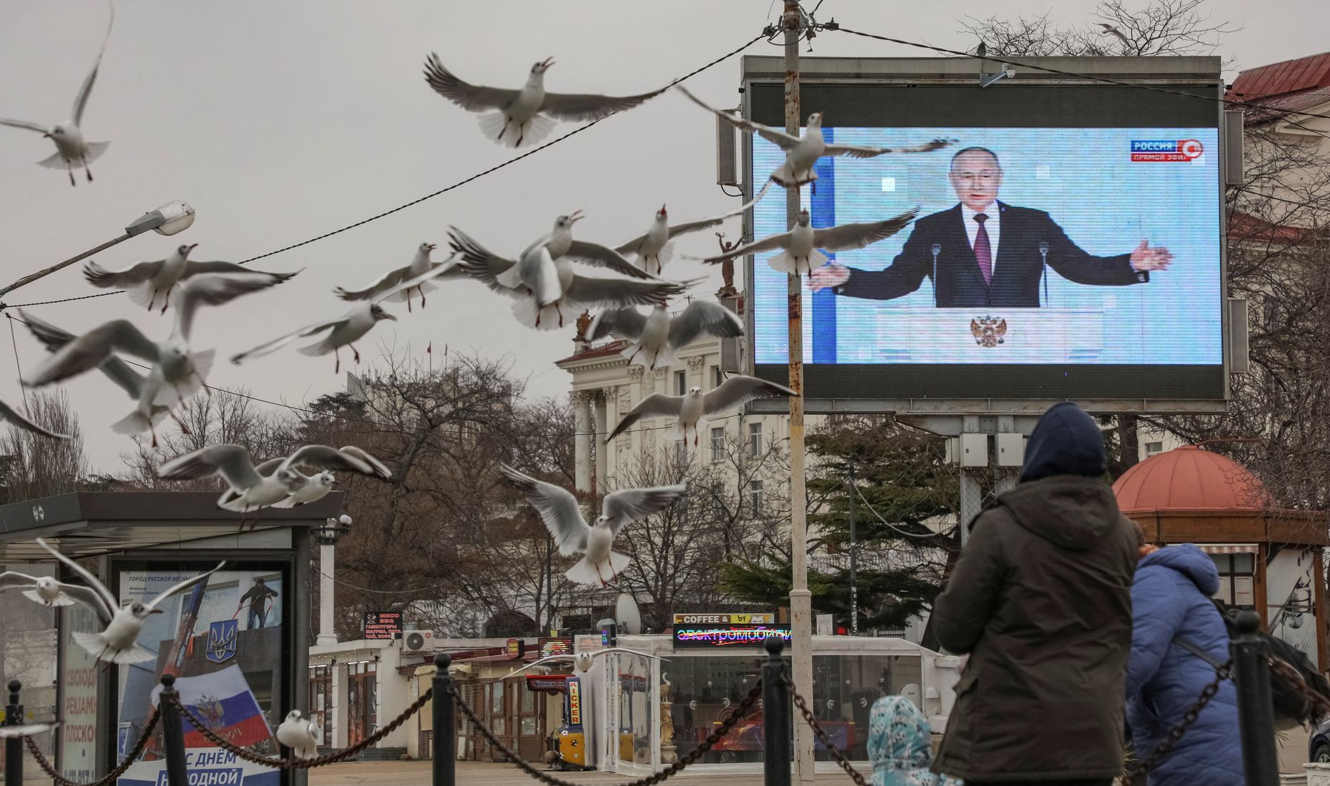 На экране в центре Севастополя транслируется выступление Владимира Путина с посланием к Федеральному собранию. 21 февраля 2023 года.