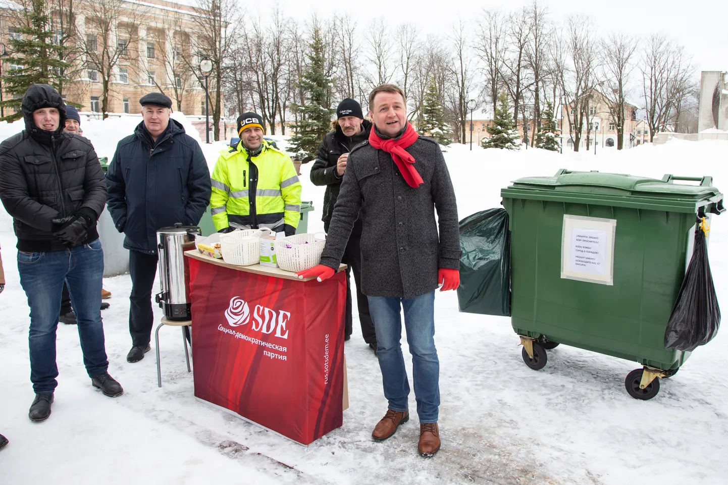 Läinud talvel nõudsid Eduard Odinets ja teised sotsid linnavõimude tagandamist seoses suutmatusega korraldada prügivedu ja tänavate puhastamist. Nüüd esitatakse umbusaldusavaldused seoses ulatusliku korruptsiooniskandaaliga, kus on juba 17 kahtlusalust.