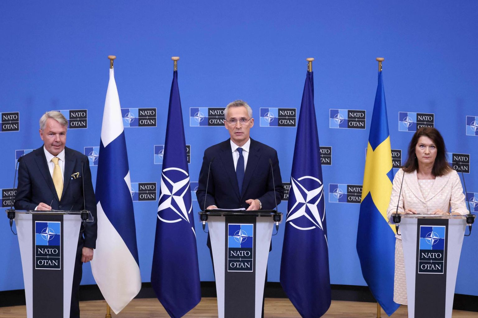 Soome ja Rootsi otsustasid mõlemad liituda NATOga. Pildil Soome välisminister Pekka Haavisto, NATO peasekretär Jens Stoltenberg ja Rootsi välisminister Ann Linde NATO pressikonverentsil Brüsselis selle aasta 5. juulil.
