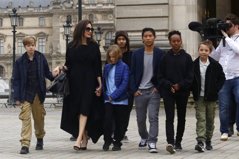 Angelina Jolie koos oma laste Shilohi, Maddoxi, Vivienne Marcheline'i, Pax Thieno, Zahara Marley ja Knox Leoniga