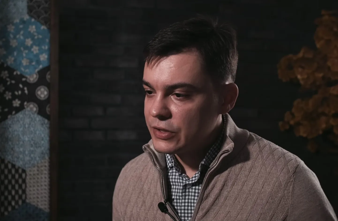 Офицер Федеральной службы охраны (ФСО - российская спецслужба отвечающая за безопасность первых лиц) Глеб Каракулов, который отвечал за обеспечение защищенных линий связи первых лиц российского государства и лично Владимира Путина в течение 13-ти лет, дал подробное интервью центру Досье после побега за границу, апрель 2023 года.