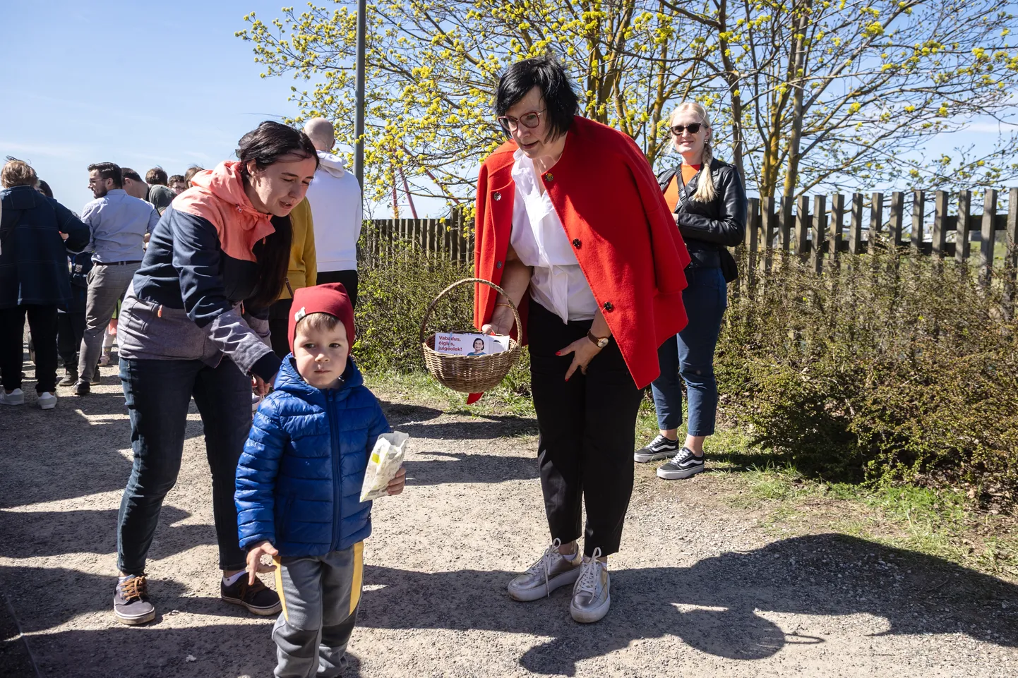 Kevadlaat Pae pargis. Lapsega suhtleb Katri Raik (paremal).