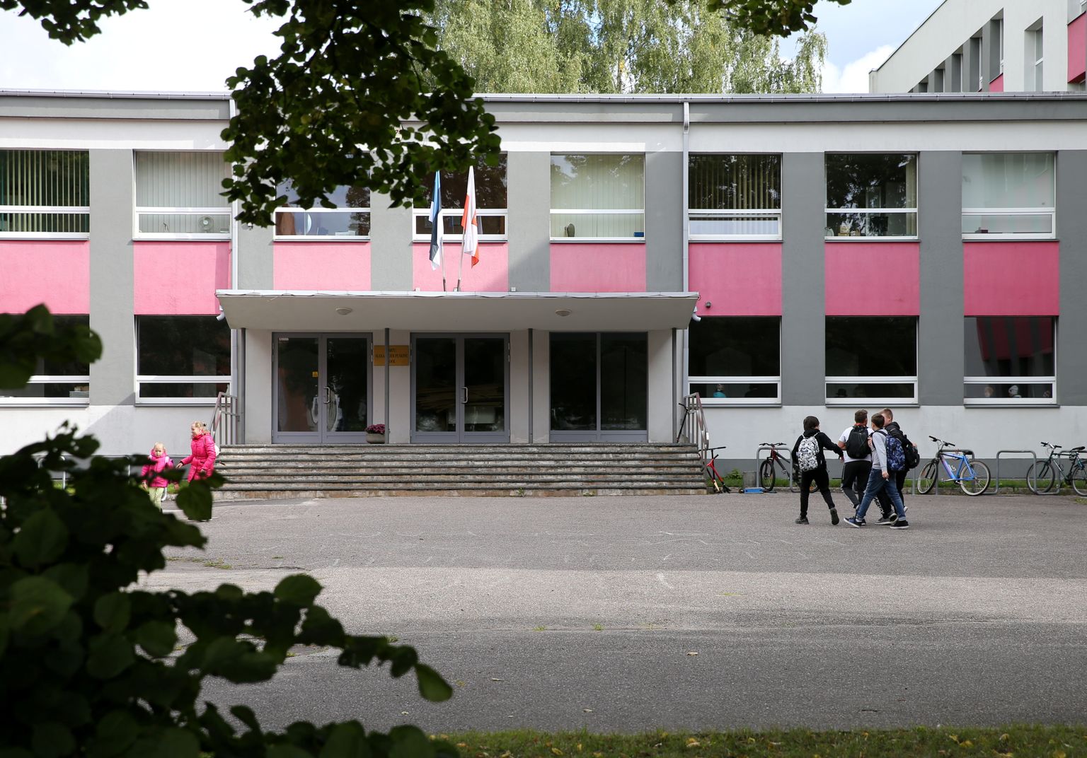 Тартуская школа имени Пушкина собирается досрочно перейти на эстонский язык обучения, но продолжит читать русскую поэзию в оригинале.