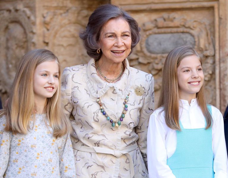 Hispaania kuninganna Sofia koos kahe lapselapsega, paremal printsess Leonor ja vasakul infanta Sofia