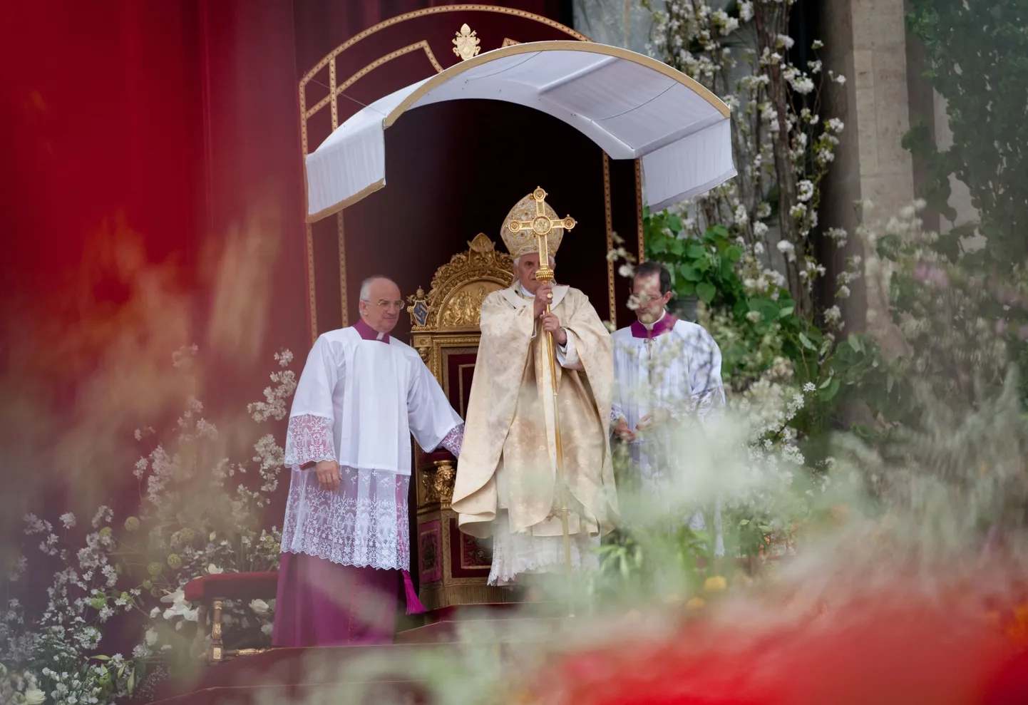 Benedictus XVI lihavõttemissat pidamas.