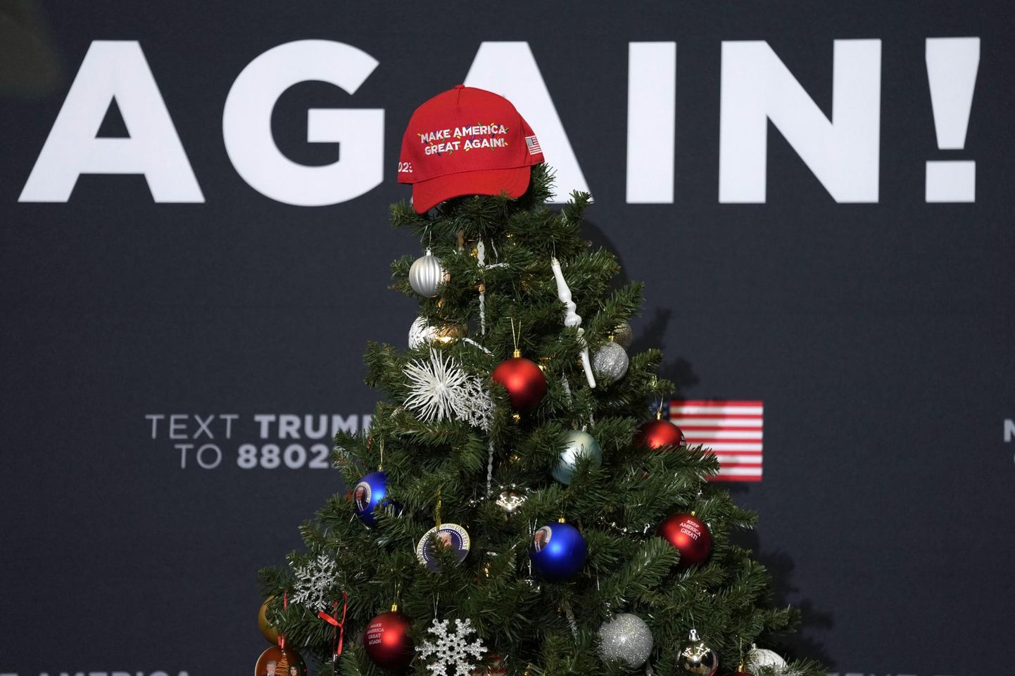 Donald Trumpi kampaanialoosungiga nokats jõulupuul Iowa osariigis korraldatud üritusel. 