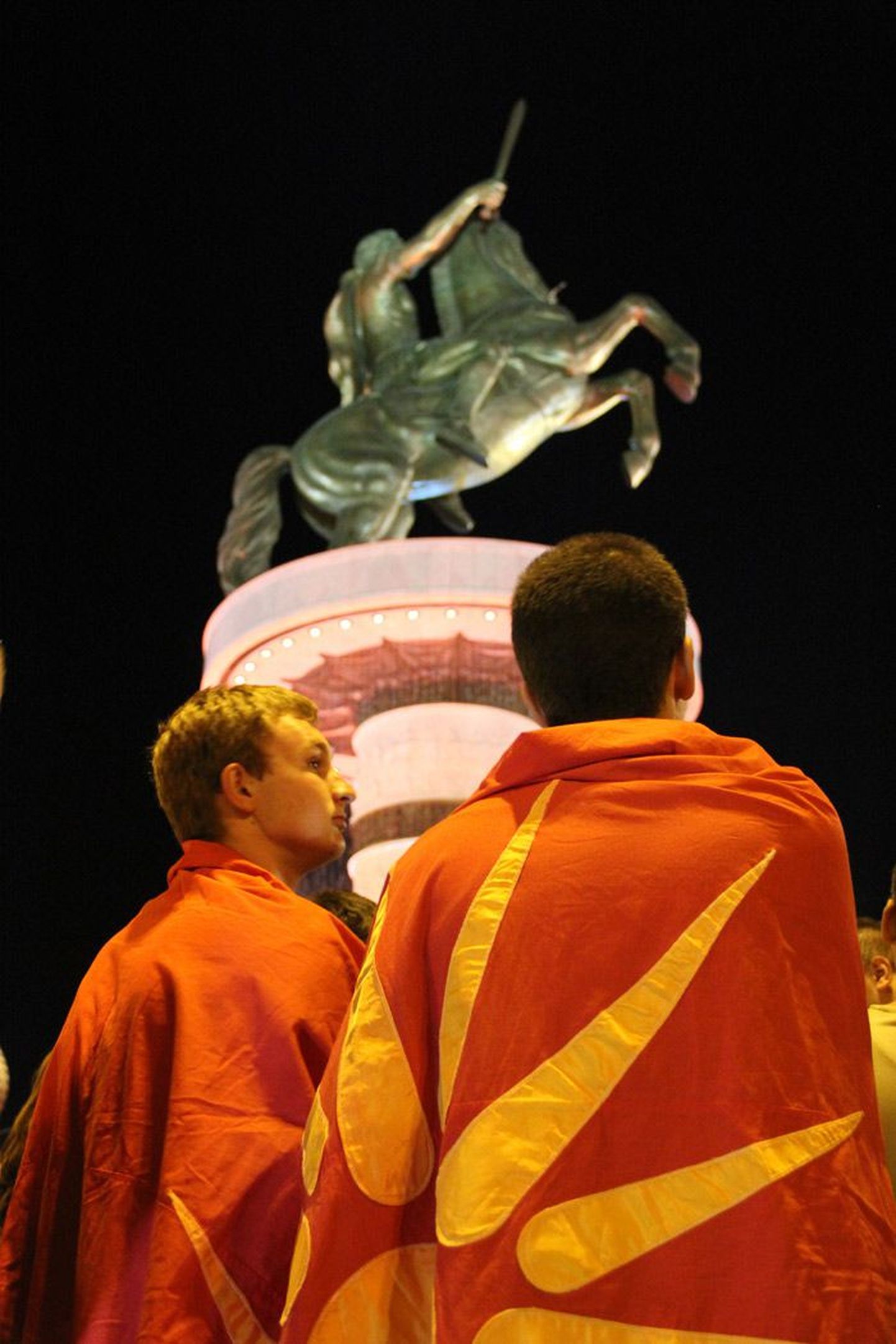 Oma hiiglasliku pronkskäe üle Skopje sirutanud Aleksander Suure 
22 meetri kõrgune monument on saanud Makedoonia rahvusluse sümboliks. Kriitikute sõnul juhib valitsus sel moel aga tähelepanu kõrvale tegelikelt probleemidelt.