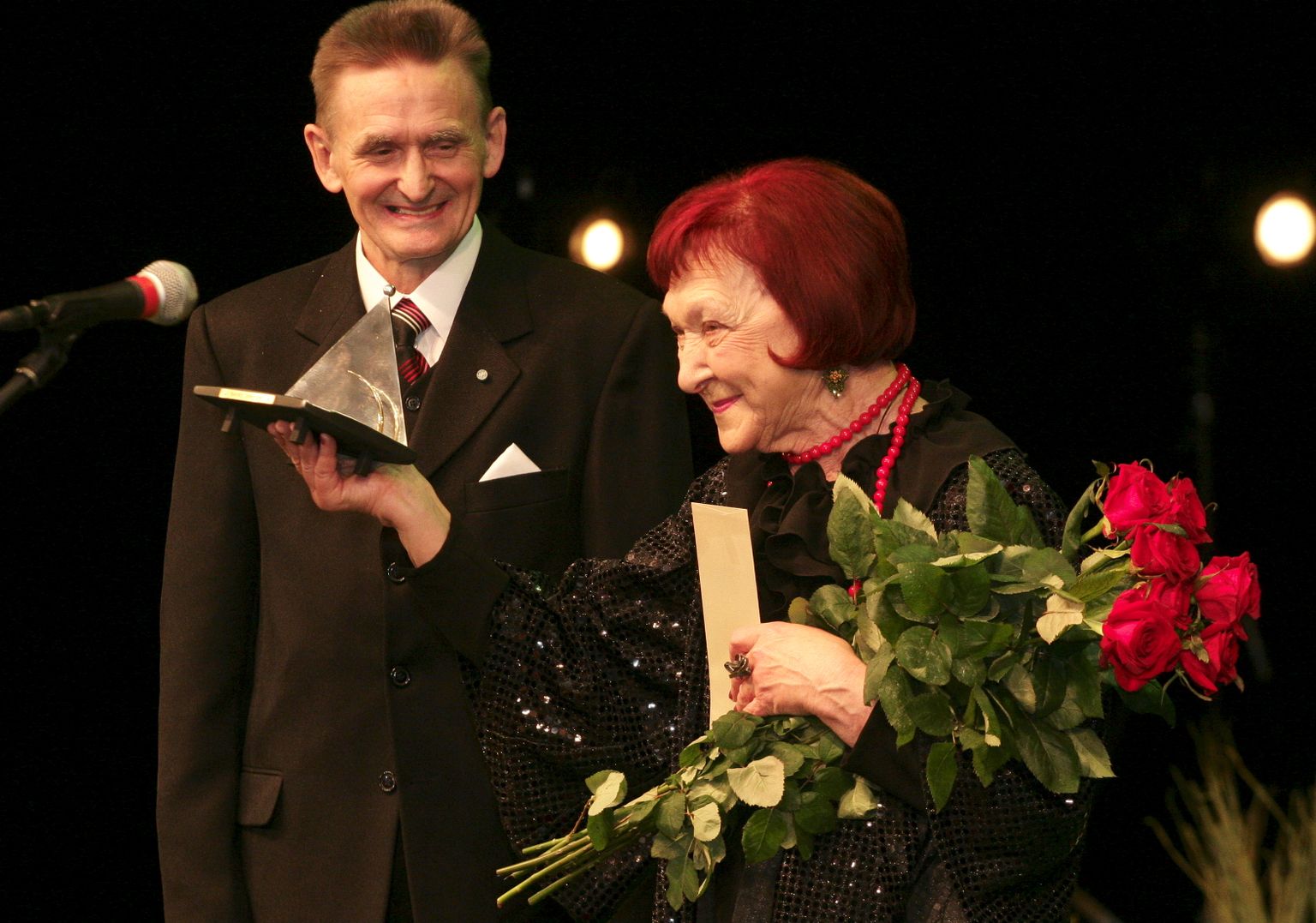 Valmieras drāmas teātra aktieris Rihards Rudāks un Valmieras Drāmas teātra aktrise Ruta Birgere ar "Spēlmaņu nakts" balvu par mūža iegūldījumu teātra mākslā.