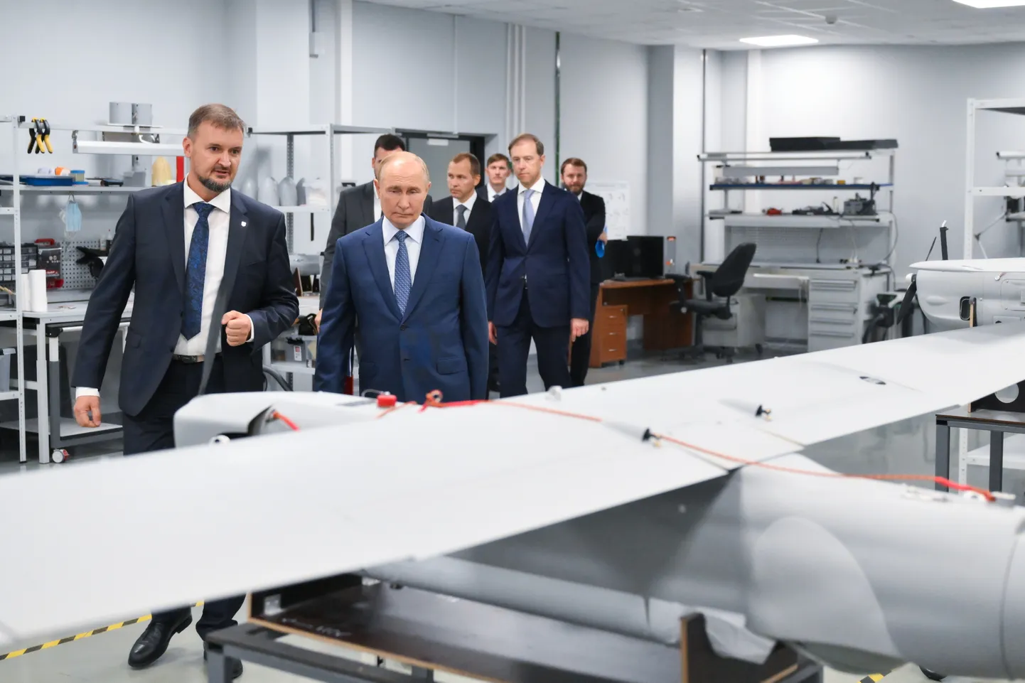 Venemaa autoritaarne liider Vladimir Putin vaatamas droone oma visiidil Peterburis asuvasse eritehnoloogiakeskusesse 19. septembril 2024. aastal.