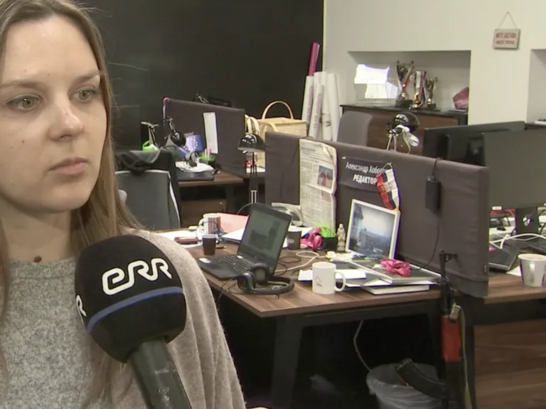 Darja Saar andmas intervjuud, taustal automaat