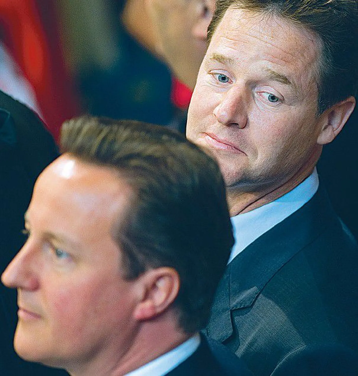 Nagu sukk ja saabas, iseloomustatakse peaminister David Cameroni (esiplaanil) ja asepeaminister Nick Cleggi sarnast välimust ja head läbisaamist.