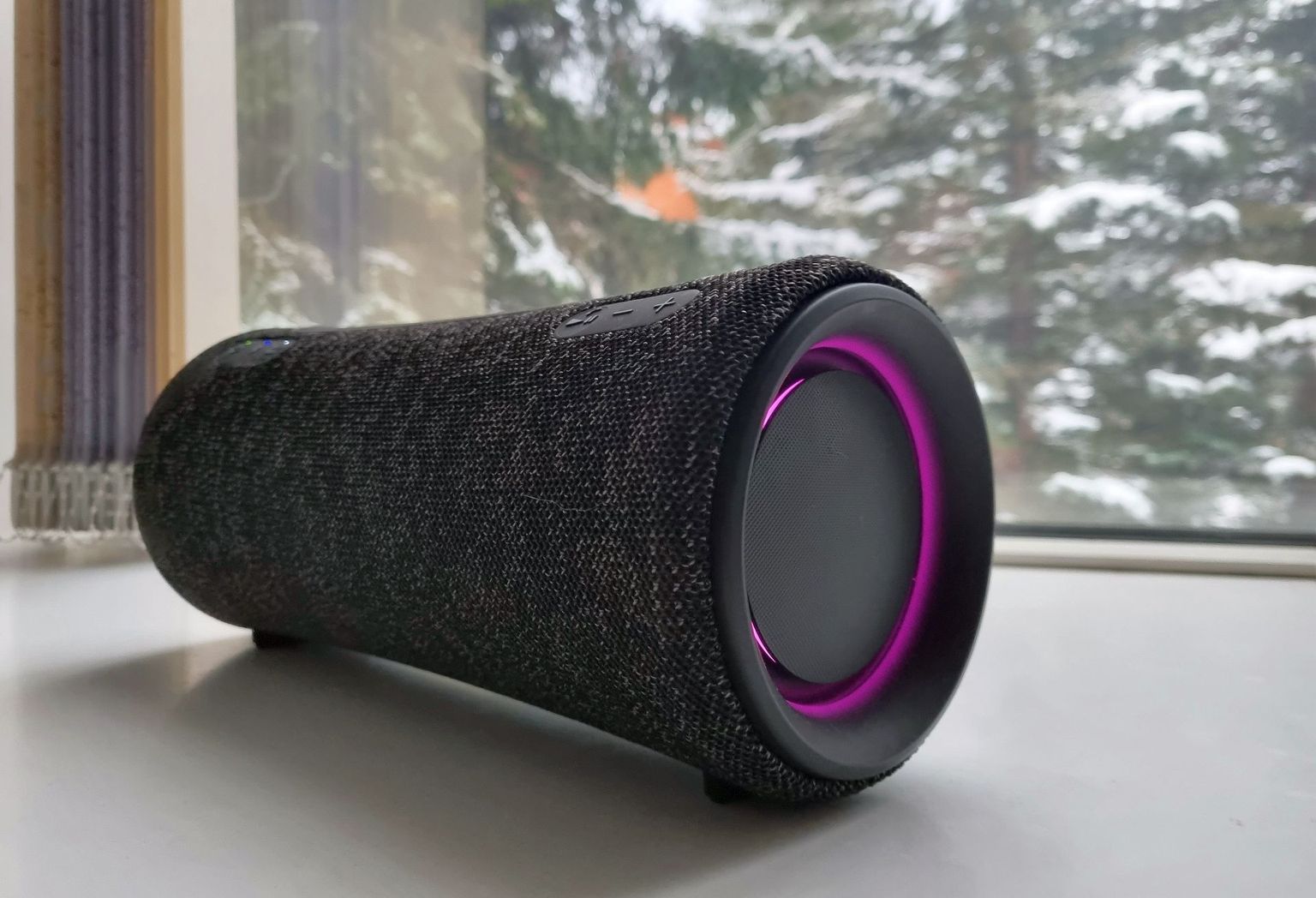 Pettuma ei pea, Sony kõlaris on kõik vajalik, mida Bluetooth-kõlarist tahta.