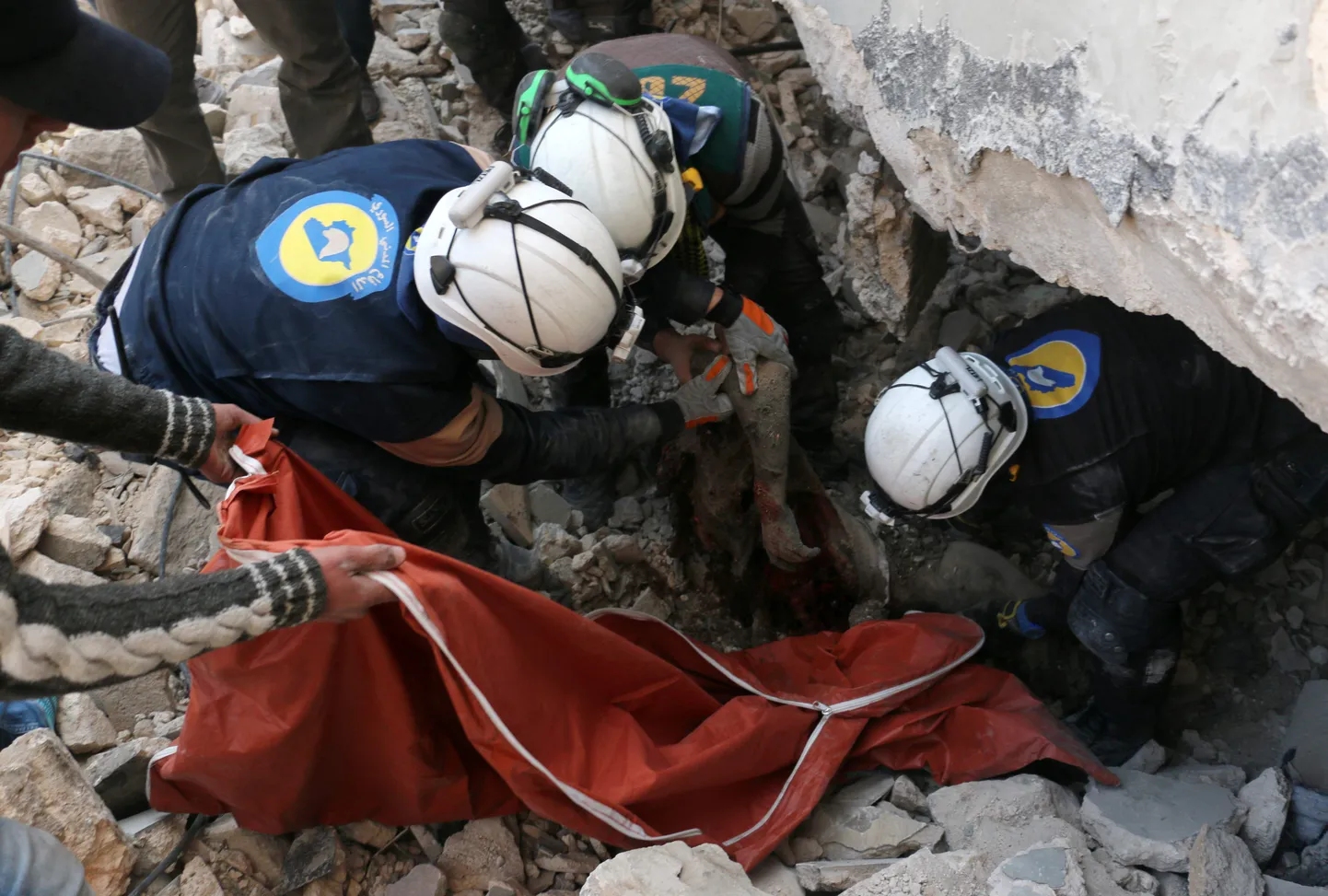 Süüria tsiviilkaitse vabatahtlikud tõmbavad rusude alt välja surnukeha. Foto on tehtud 19. novembril 2016.