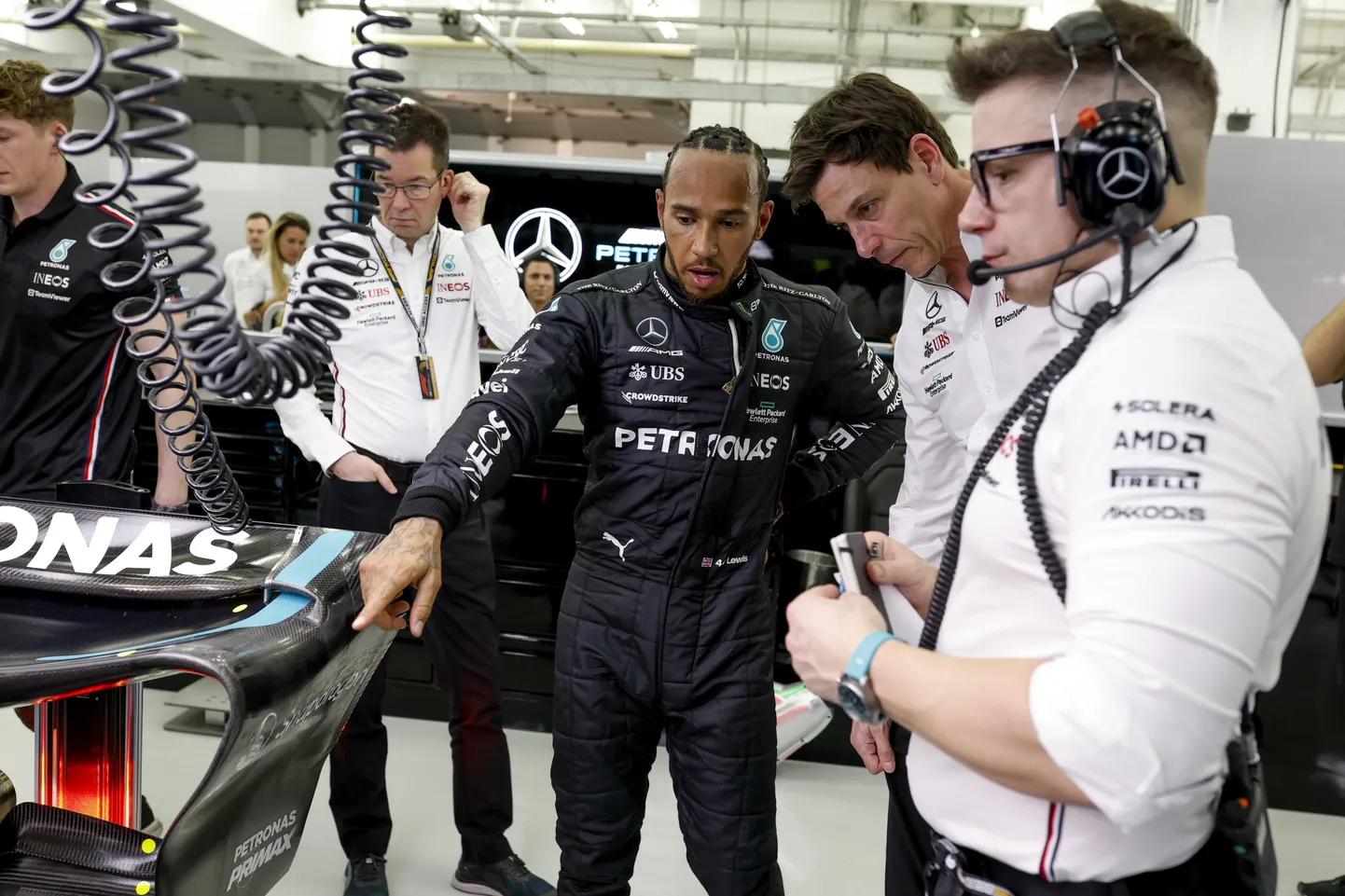 Lewis Hamilton (keskel) ja Toto Wolff (paremalt teine).