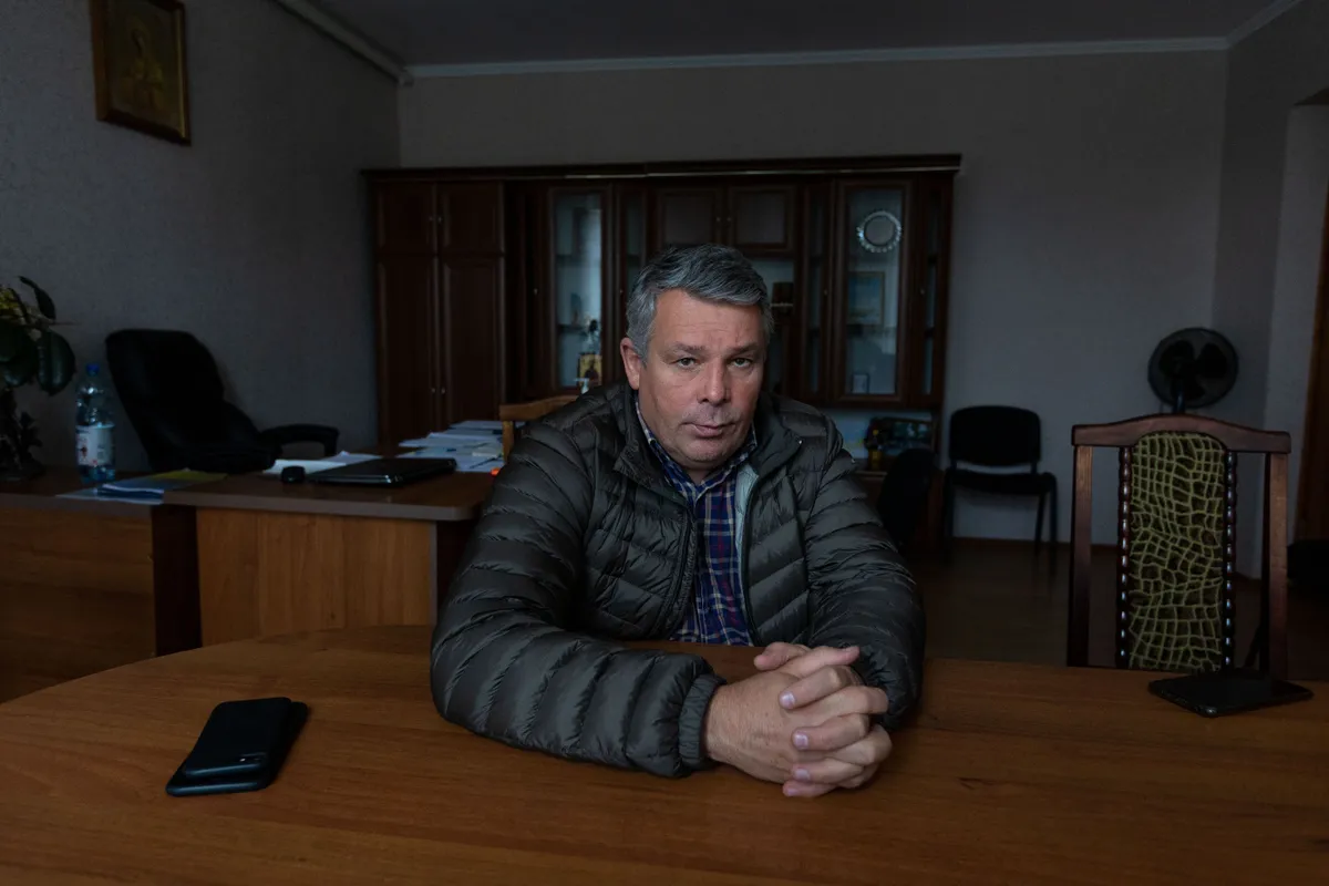 Zolotšivi omavalitsuse juht Viktor Kovalenko oma kabinetis peale puruks pommitatud ja mineeritud külade külastamist.