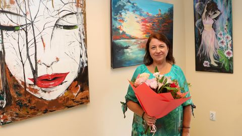Kohtla-Järve lugemissaali ehivad Svetlana Pärna värviküllased tööd