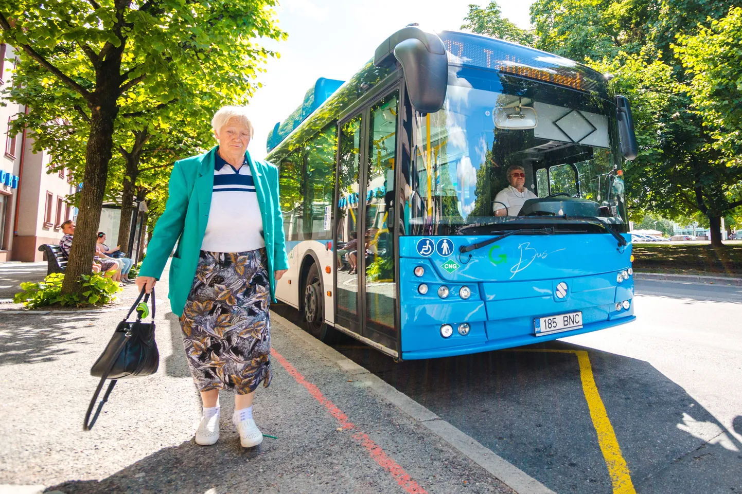 Gaasibuss Teatri peatuses Pärnus.