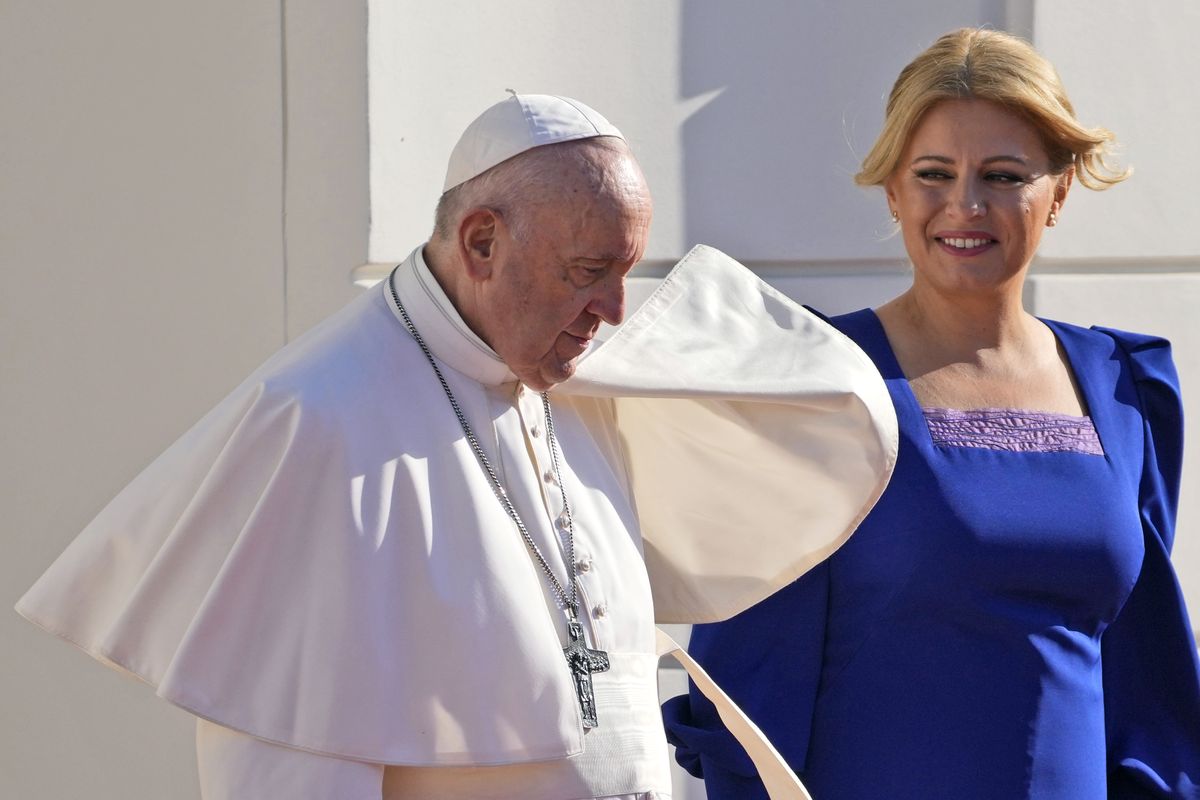 Папа римский Франциск в сопровождении президента Словакии Зузаны Чапутовой. Сентябрь 2021 года