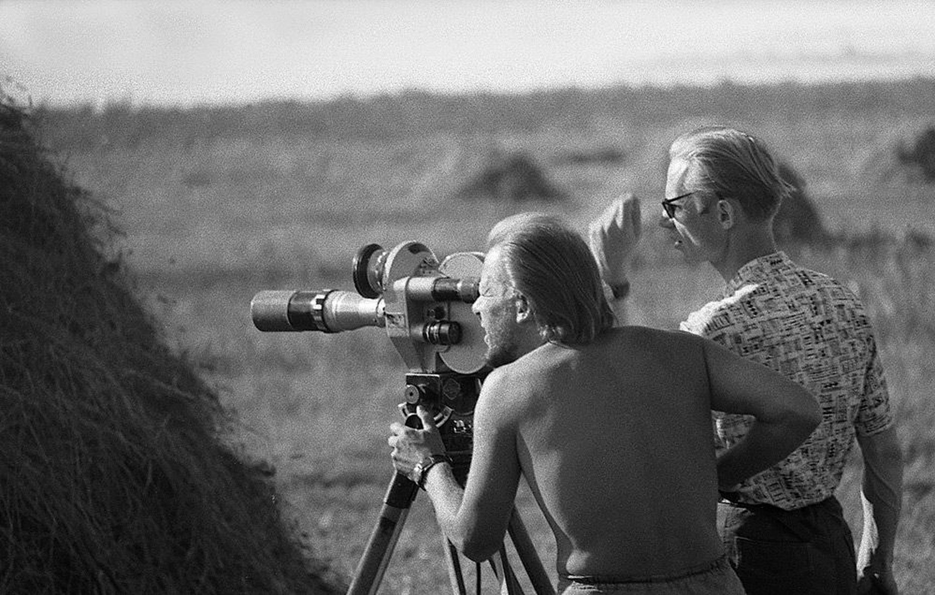 Võitluskaaslased: Peeter Tooming (vasakul) ja Peep Puks filmivad «Koduküla». Aasta on 1969 ja teemaks Eesti külaelu.