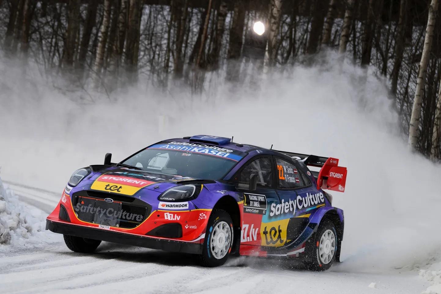 Latvijas vadošā rallija ekipāža ar pilotu Mārtiņu Sesku un stūrmani Renāru Franci