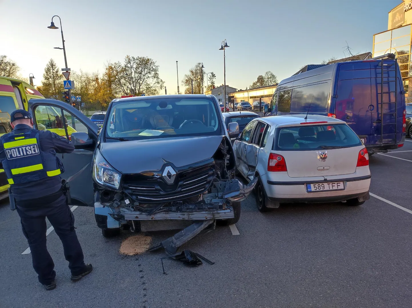 У одного автомобиля пострадала передняя часть, у другого - боковая.