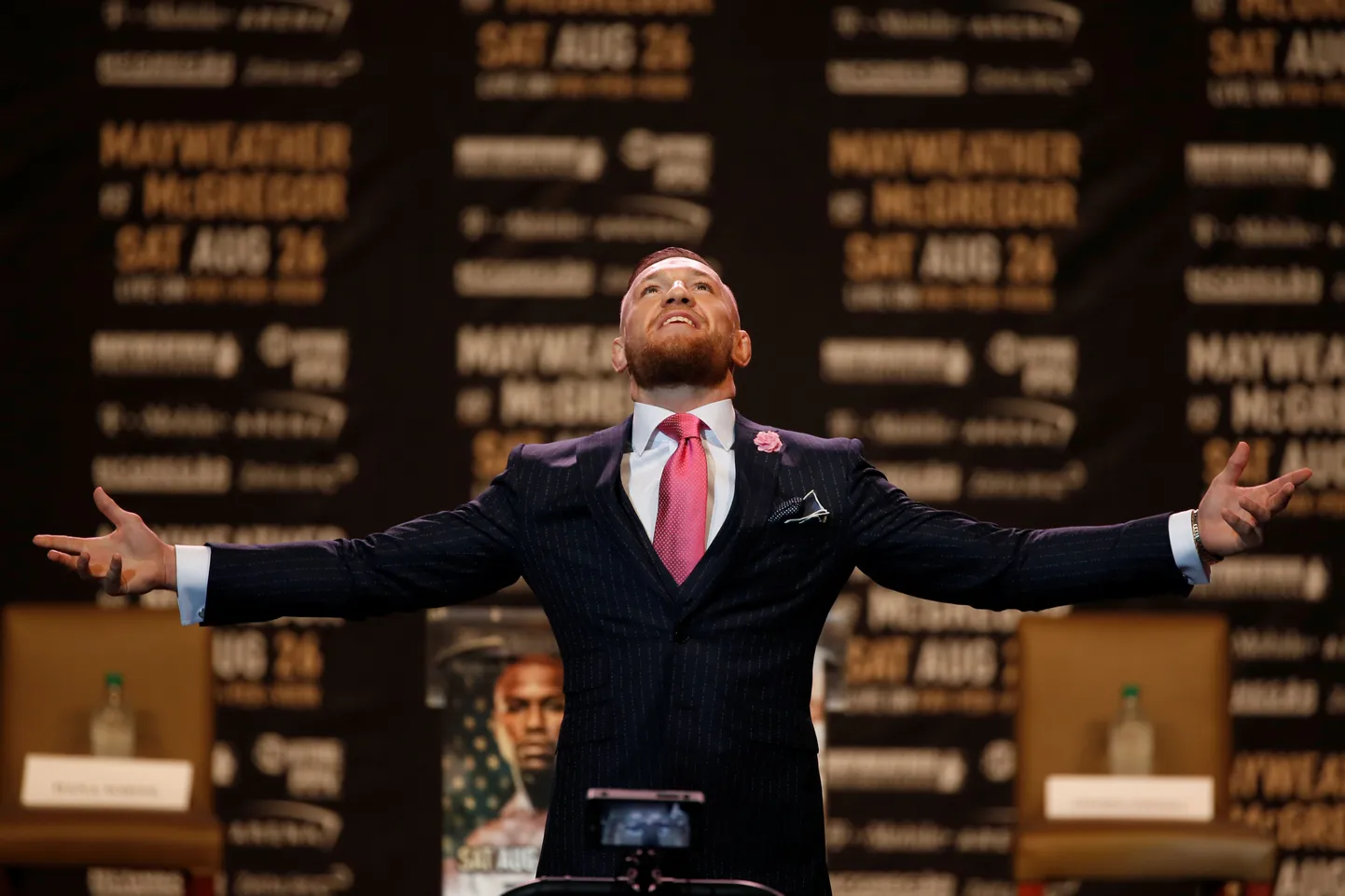 Conor McGregor esimesel tema ja Floyd Mayweatheri ühisel pressikonverentsil.