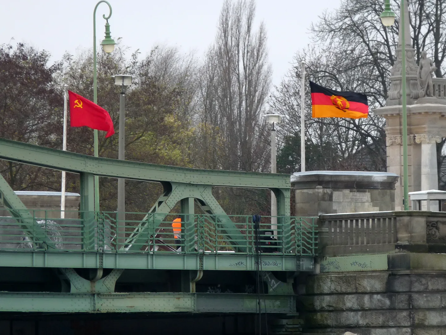 Glienicke sild ühendab Berliini ja Potsdami Saksamaal ja on seetõttu tuntud ka kui 
 Spioonide sild”.