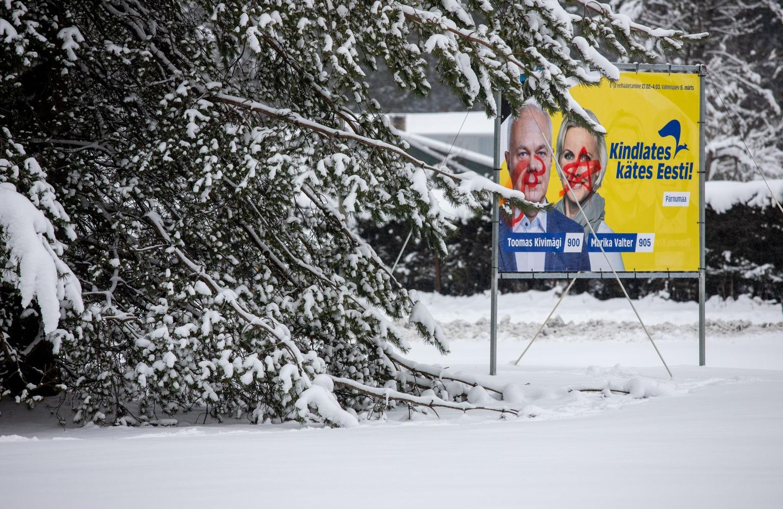 Изрисованный аэрозольной краской предвыборный плакат на Пайдеском шоссе в Пайкузе.