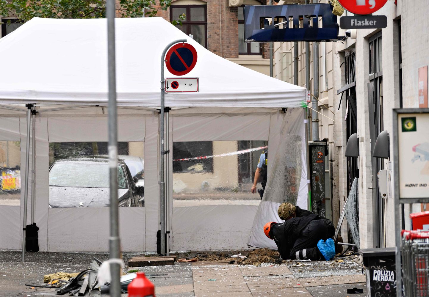 Taani politsei eksperdid töötavad Kopenhaagenis kohaliku politseijaoskonna ees, kus kärgatas täna varahommikul plahvatus.