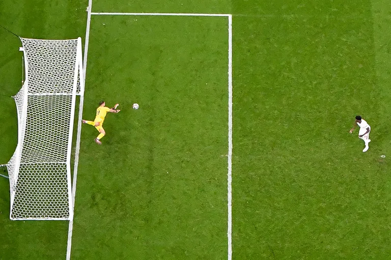 Gianluigi Donnarumma tõrjus Bukayo Saka löögi.
