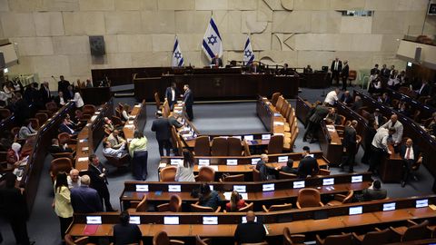 Izraēlas parlaments sper pirmo soli pirmstermiņa vēlēšanu virzienā