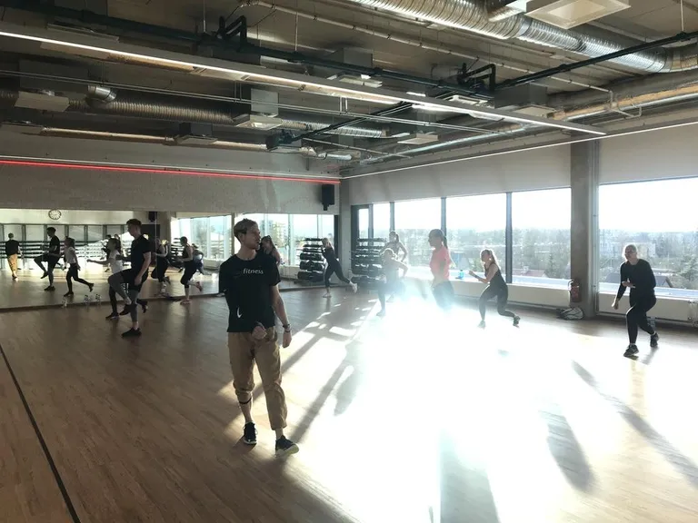 Vastavatud MyFitness Järve asub kõrgel, avarus ja päike tõstavad imehästi motivatsiooni ning süstivad treenijatesse optimismi.