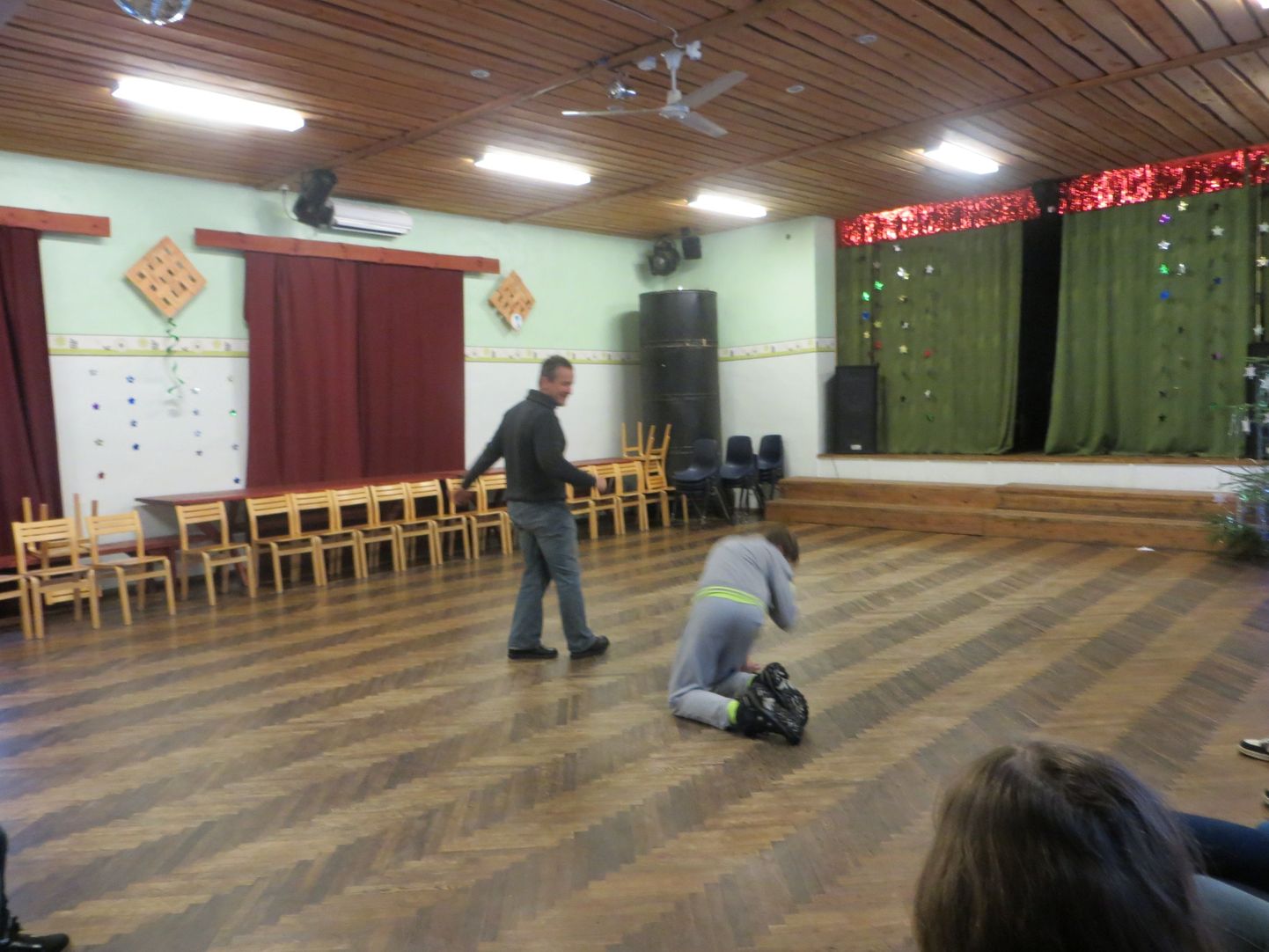 Uulu koolis õpiti lavavõitlust.