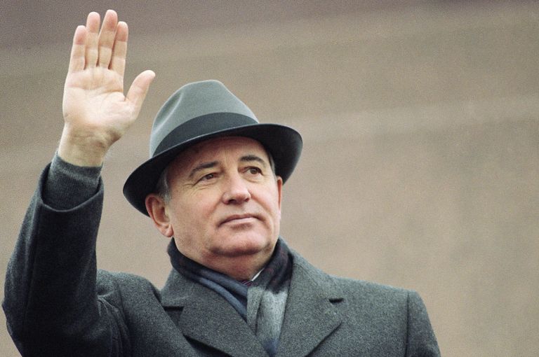 Михаил Горбачев приветствует участников демонстрации на Красной площади, Москва, 7 ноября 1989 года.